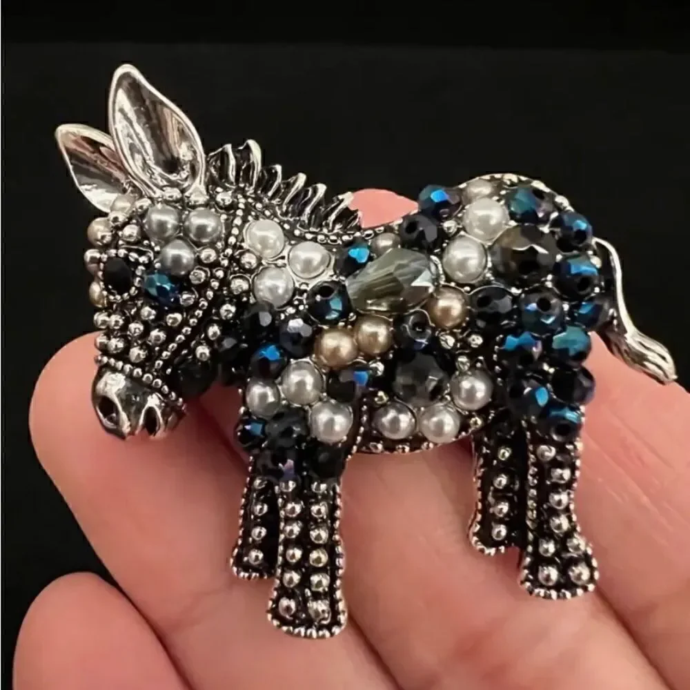 🩶 Betsey Johnson sparkling sweet donkey brooch 🩶